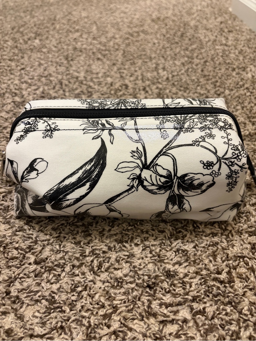 NWOT White House Black Market Black and White Floral Makeup Pouch